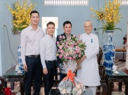 PHÁI ĐOÀN VIETRAVEL TÂY NINH CHÀO THĂM HỘI THÁNH CAO ĐÀI TÒA THÁNH TÂY NINH