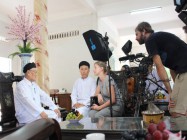 VISITE DE L’ÉQUIPE TELEVISION FRANCAISE ARTE AU SAINT-SIÈGE CAODAISTE DE TAY NINH 