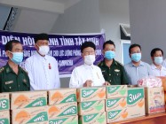 TẶNG QUÀ CHO ĐỒN BIÊN PHÒNG LÒ GÒ HUYỆN TÂN BIÊN TỈNH TÂY NINH