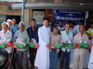 TẶNG QUÀ ĐỒNG BÀO NGHÈO XÃ NINH ĐIỀN TỈNH TÂY NINH
