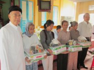 BAN ĐẠI DIỆN HỘI THÁNH VÀ BAN CAI QUẢN CÁC HỌ ĐẠO TỈNH TÂY NINH TẶNG QUÀ CHO ĐỒNG BÀO NGHÈO