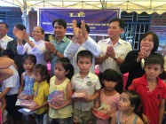 LỄ TẮM THÁNH VÀ TẶNG QUÀ TRUNG THU CHO NHI ĐỒNG TẠI HỌ ĐẠO XÃ LONG GIANG, HUYỆN BẾN CẦU, TỈNH TÂY NINH