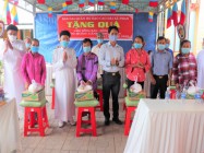 TẶNG QUÀ CHO ĐỒNG BÀO VÀ ĐỒNG ĐẠO NGHÈO Ở HỌ ĐẠO XÃ PHAN, HUYỆN DƯƠNG MINH CHÂU, TỈNH TÂY NINH