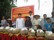 TẶNG 400 PHẦN QUÀ CHO ĐÔNG BÀO, ĐỒNG ĐẠO BỊ NGẬP NƯỚC VEN SÔNG VÀM CỎ ĐÔNG TỈNH TÂY NINH