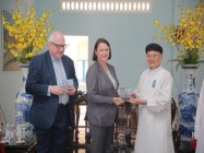 LA DELEGATION DU MINISTERE FRANCAIS DE L’EUROPE ET DES AFFAIRES ETRANGERES ET DU CONSULAT GENERAL DE FRANCE A HO CHI MINH VILLE FAISAIT  UNE VISITE  AU SAINT SIEGE DU CAODAISME A TAY NINH